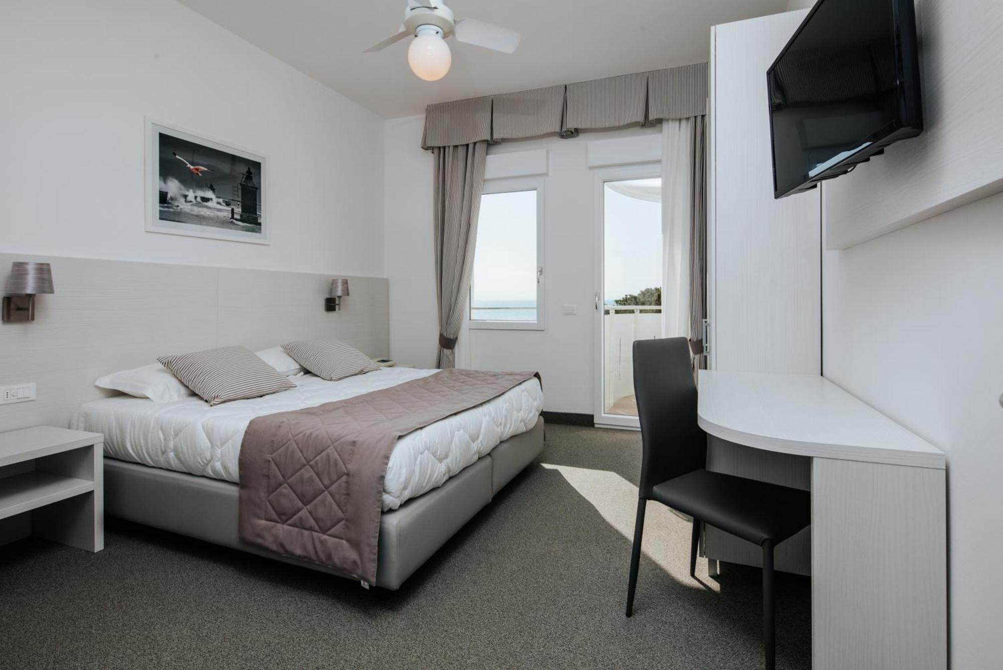 Hotel Luna Centrale Lignano Sabbiadoro Ngoại thất bức ảnh