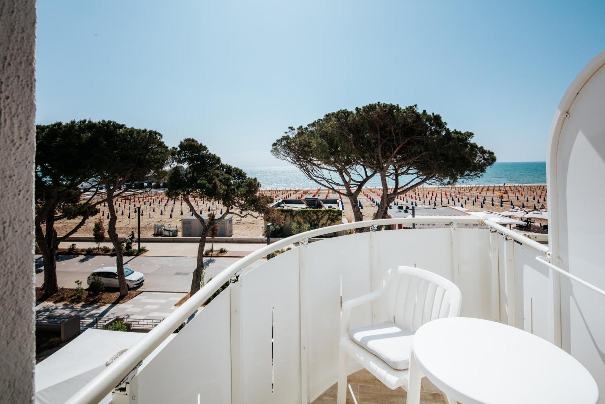 Hotel Luna Centrale Lignano Sabbiadoro Ngoại thất bức ảnh
