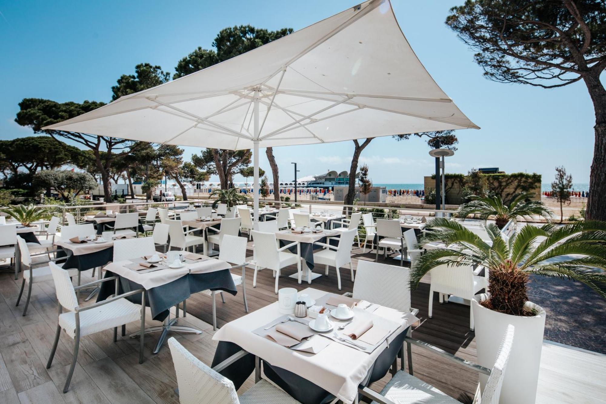 Hotel Luna Centrale Lignano Sabbiadoro Ngoại thất bức ảnh